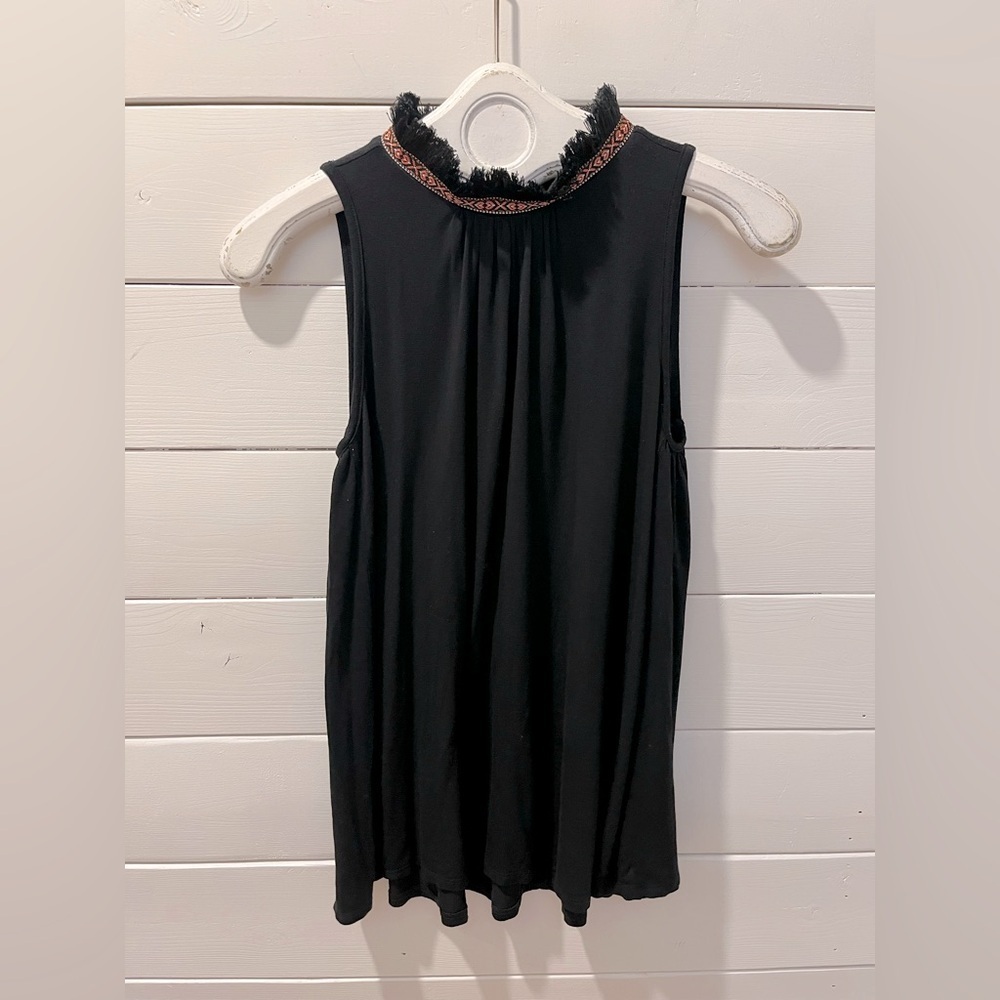 PEBBLE AND STONE Sleeveless Black Tunic with Fringed collar – Size M